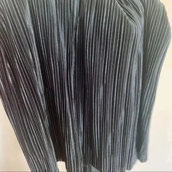 Boohoo  with belt jumpsuit.Pleated - Picture 6 of 9